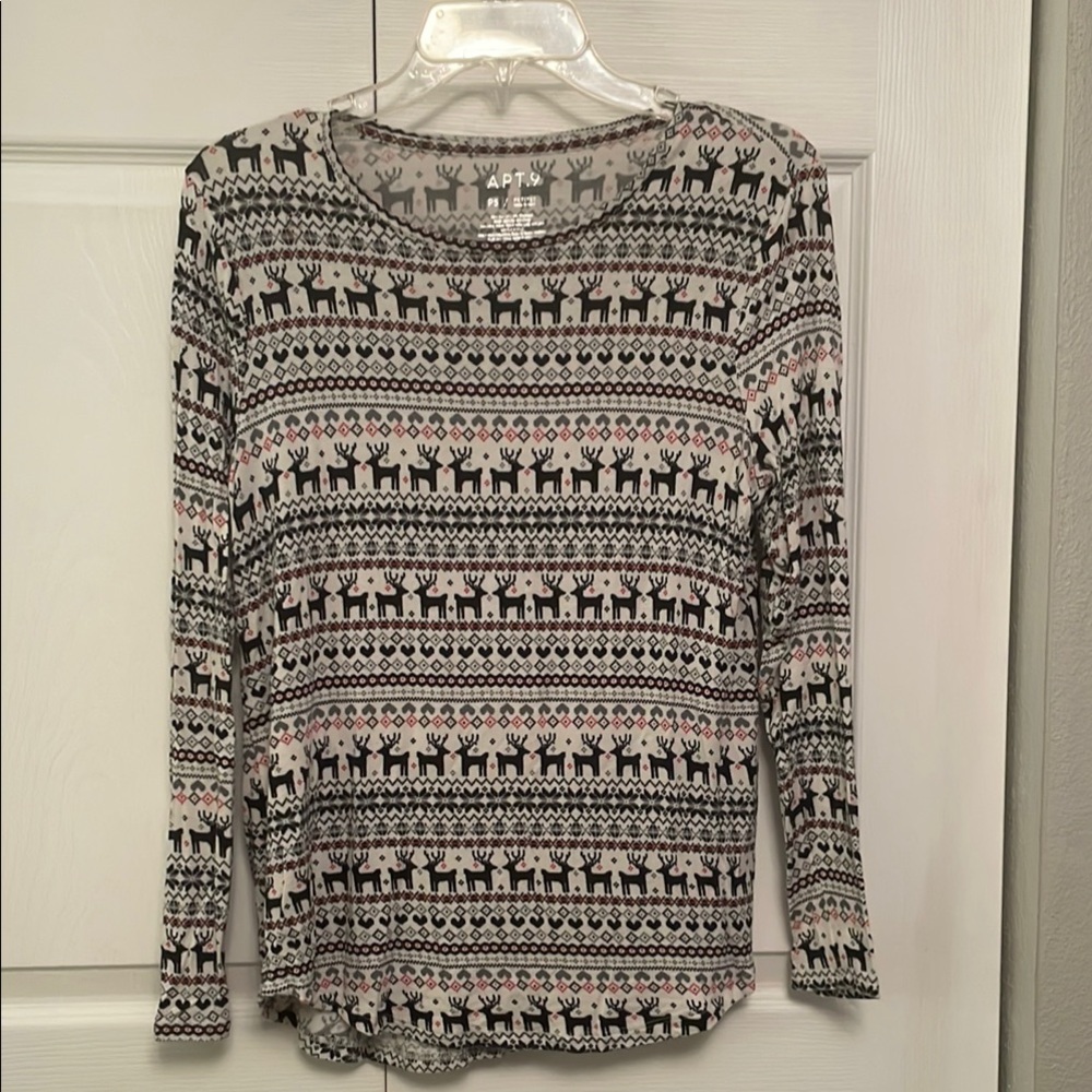🌷APT 9 Reindeer Pattern Pullover Top Small